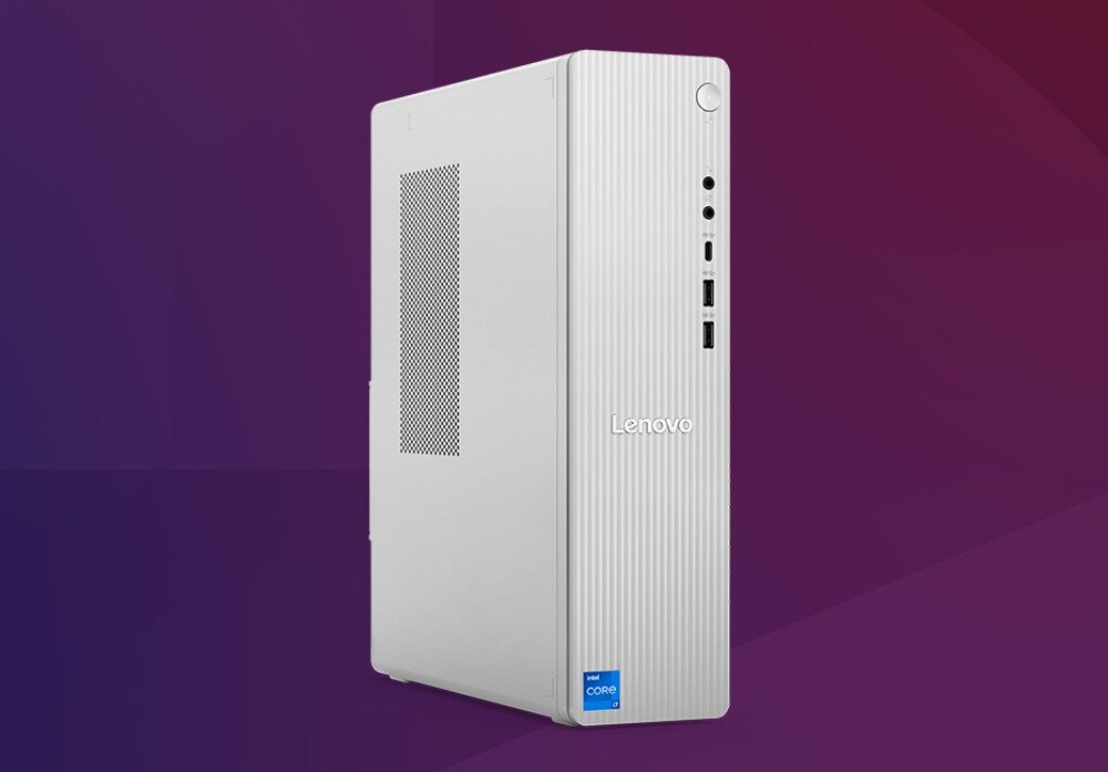 Komputer LENOVO IdeaCentre Tower 08IRH9 Biała obudowa komputera ustawiona pod kątem, widoczny przedni panel z portami i boczna kratka wentylacyjna, wygląd, obudowa, podzespoły