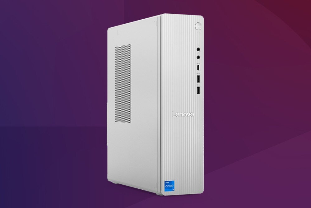 Komputer LENOVO IdeaCentre Tower 08IRH9 Biała obudowa komputera stacjonarnego widziana z przodu i z lewej strony, z pionowymi żłobieniami na froncie i widocznym panelem wentylacyjnym z boku, wygląd, obudowa, cechy