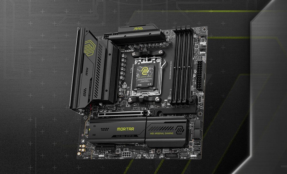 Płyta główna MSI MAG B850M Mortar WiFi widok płyty głównej w formacie mATX z czarnym laminatem i srebrno-żółtymi akcentami, widoczne radiatory sekcji zasilania, gniazdo procesora oraz cztery sloty pamięci RAM