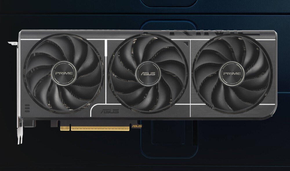 Karta graficzna ASUS GeForce RTX 5060 Ti Prime OC 16GB DLSS 4 Widok z przodu na kartę graficzną z trzema dużymi wentylatorami, ustawioną poziomo na tle granatowego panelu obudowy komputera, przeznaczenie, wydajność, architektura, rdzenie CUDA, pamięć