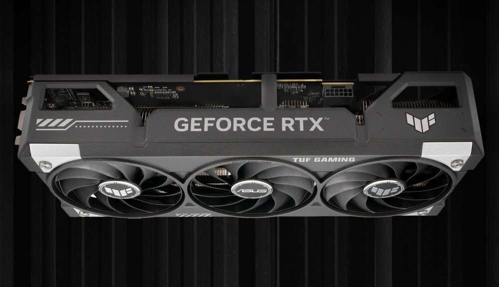 Karta graficzna ASUS TUF Gaming GeForce RTX 5060 Ti OC Edition 16GB Bok karty graficznej z napisem 'GEFORCE RTX' i logo 'TUF GAMING' na czarnym, prążkowanym tle