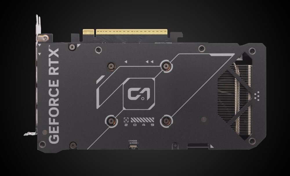 Karta graficzna ASUS GeForce RTX 5060 Ti Dual OC 16GB Tył karty graficznej z czarnym panelem wzmacniającym i otworem odsłaniającym radiator po prawej stronie