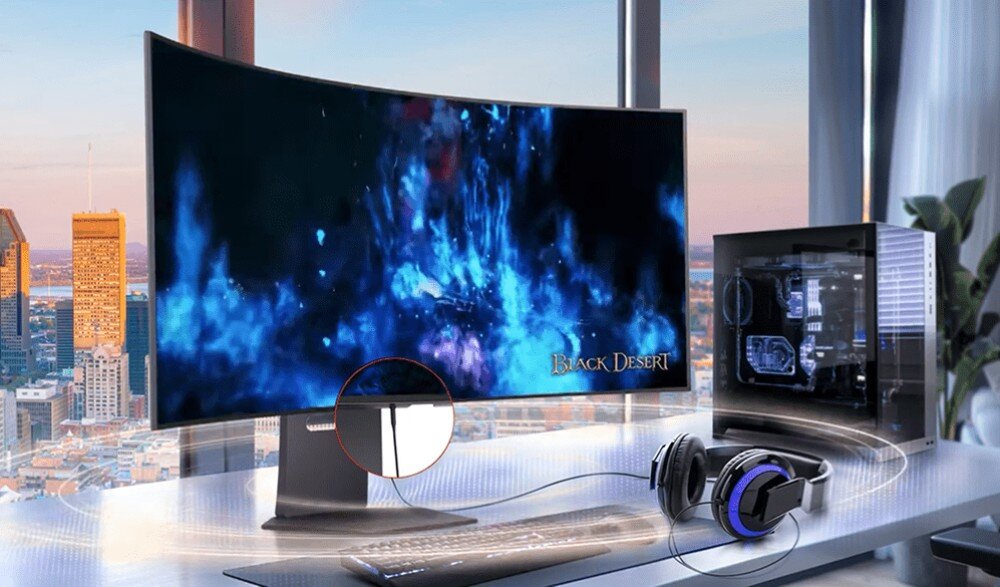 Monitor LG UltraGear 45GX950A-B.AEU Monitor na biurku pokazujący grę 'Black Desert'. Obok komputer stacjonarny z podświetleniem i zestaw słuchawkowy. Zaznaczono fragment kabla prowadzącego od monitora, głośniki, dźwięk stereo, moc