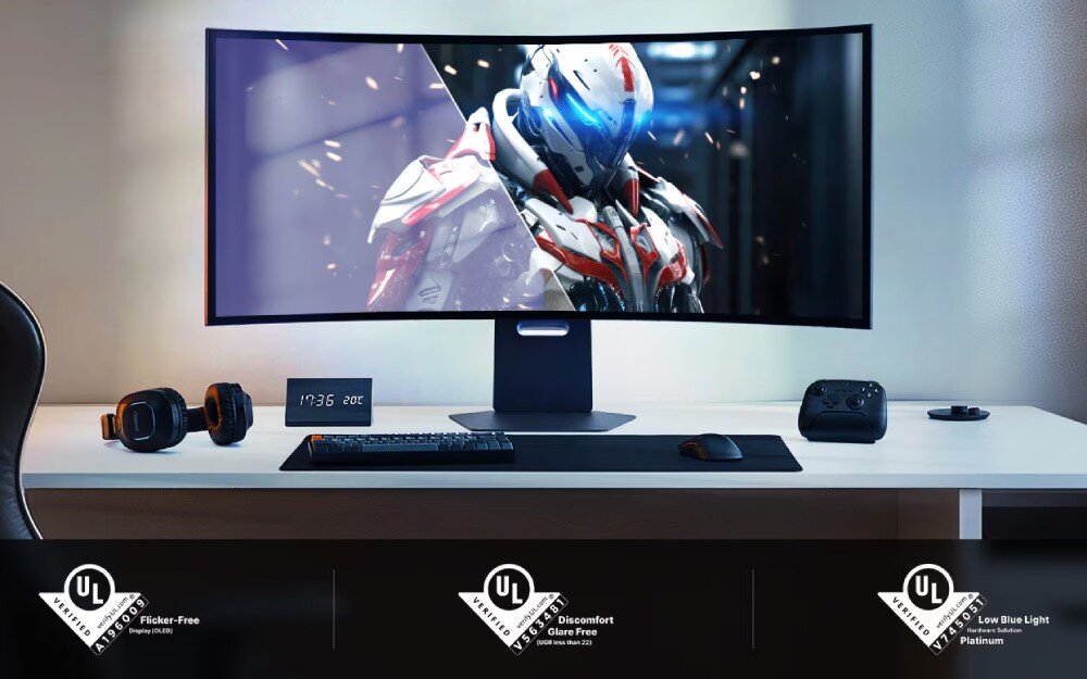 Monitor LG UltraGear 45GX950A-B.AEU Monitor na biurku wyświetlający postać robota. Na dole ikony UL potwierdzające brak migotania, niskie odbicia i niski poziom niebieskiego światła, ochrona wzroku, niebieskie światło, migotanie, certyfikaty UL, antyodblaskowa powłoka