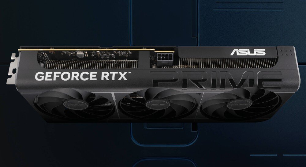 Karta graficzna ASUS GeForce RTX 5060 Ti Prime OC 8GB Widok karty z góry ukazujący system chłodzenia, złącze zasilania oraz logotypy na obudowie
