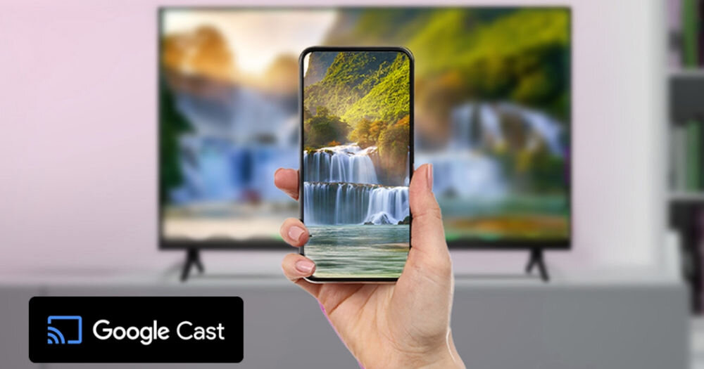 Osoba trzyma smartfon z wyświetlonym obrazem wodospadu, a w tle znajduje się telewizor z podobnym obrazem. W lewym dolnym rogu widoczna jest ikona z napisem \'Google Cast\'.