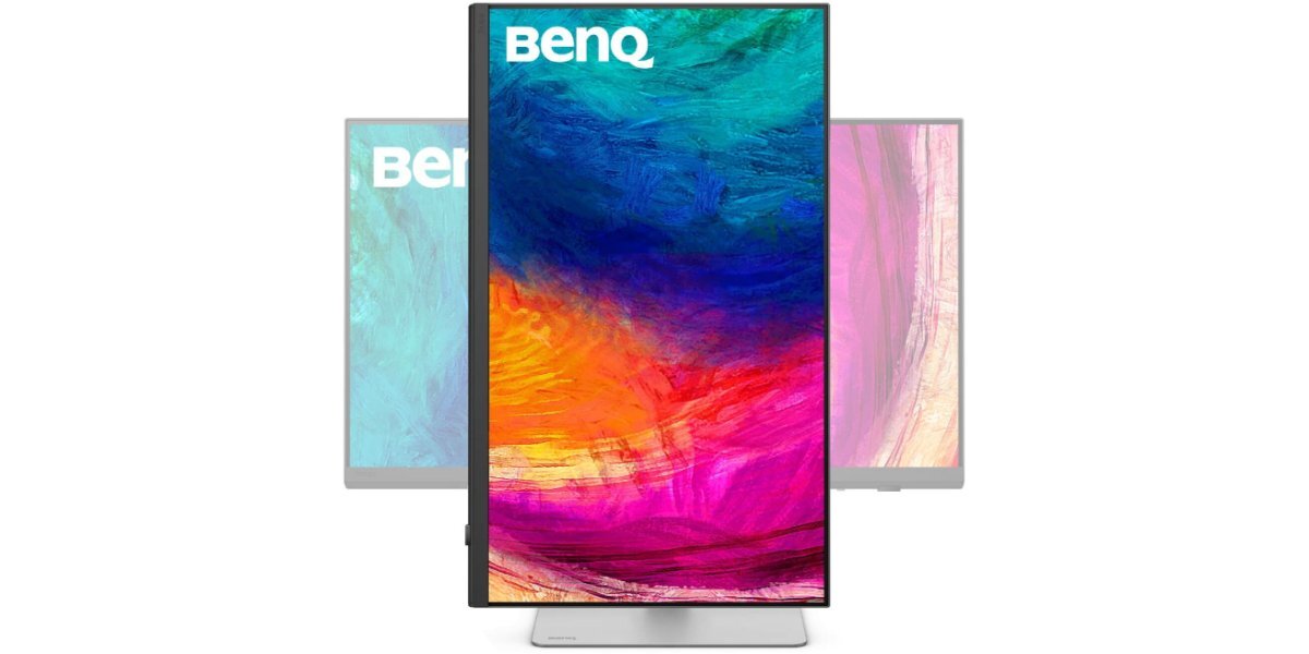 Monitor BENQ DesignVue PD2730S na białym tle ustawiony pionowo.