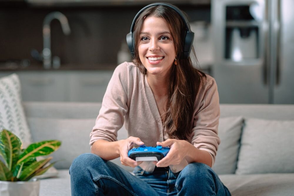 Kontroler MICROSOFT Xbox komunikację bezprzewodową Xbox Wireless i Bluetooth połączenie przewodowe portu USB-C - kontroler trzymany w ręku mężczyzny