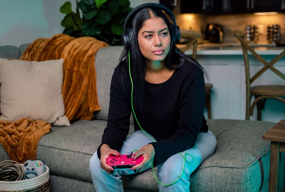 Kontroler MICROSOFT Xbox komunikację bezprzewodową Xbox Wireless i Bluetooth połączenie przewodowe portu USB-C - kontroler trzymany w ręku mężczyzny