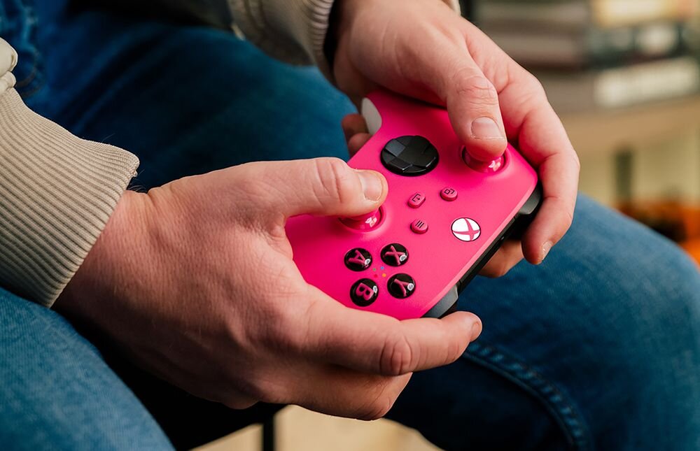 Kontroler MICROSOFT Xbox Programowalne przyciski aplikacji Akcesoria Xbox zmianę przypisanych funkcji - kontroler na białym tle pod kątem