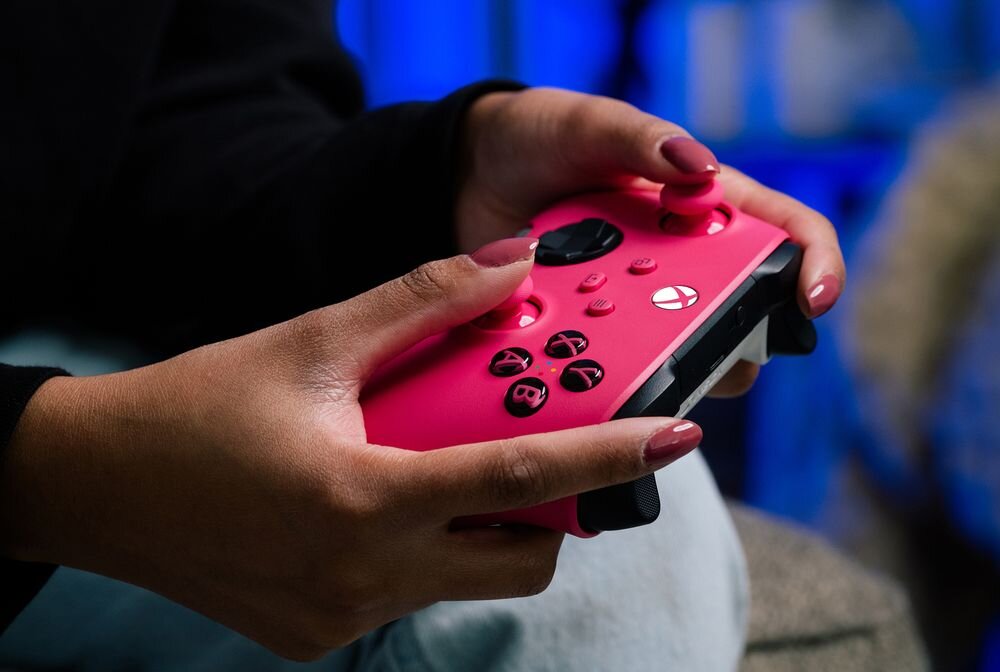 Kontroler MICROSOFT Xbox Wyjście słuchawkowe 3,5 mm kompatybilnych słuchawek bezpośrednio do kontrolera - kontroler trzymany w ręku