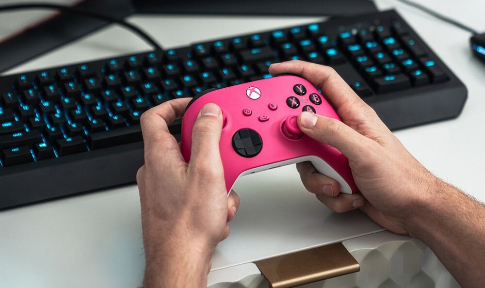 Kontroler MICROSOFT Xbox funkcję wibracji drgania Wygodna konstrukcja odpowiednio rozmieszczone elementy sterujące - kontroler trzymany w ręku w pobliżu klawiatury
