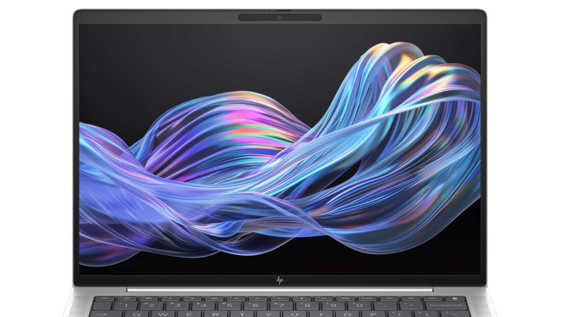 Zbliżenie na ekran laptopa HP EliteBook z bardzo cienkimi ramkami, wyświetlającego dynamiczną, abstrakcyjną grafikę z falującymi, wielokolorowymi wstęgami na czarnym tle. - 14-calowy ekran IPS