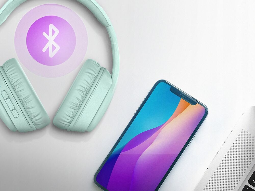 Słuchawki nauszne POWERLOCUS P7 Bluetooth 5.3, stabilne połączenie do 10 metrów, słuchawki oraz smartfon leżące na białym blacie
