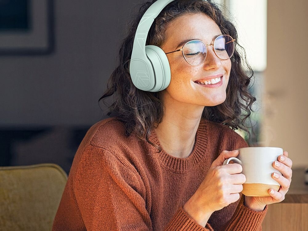 Słuchawki nauszne POWERLOCUS P7 pianka memory foam, lekkie i wygodne nauszniki, osoba z założonymi słuchawkami nausznymi