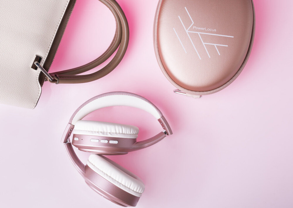 Słuchawki nauszne POWERLOCUS P19 komfort codzienne odsłuchy, złożone słuchawki nauszne leżące obok torby oraz etui