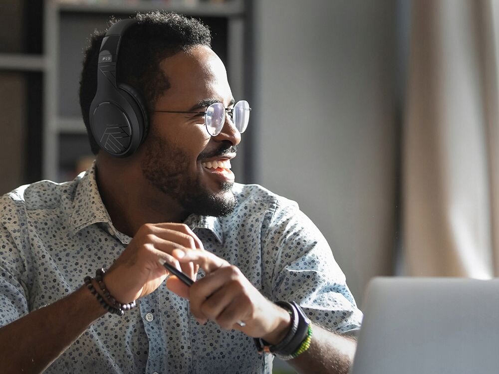 Słuchawki nauszne POWERLOCUS P19 mikrofon sterowanie muzyką połączeniami, osoba z założonymi słuchawkami nausznymi