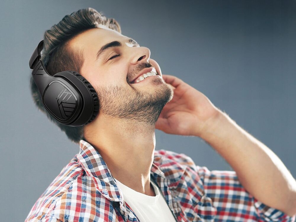 Słuchawki nauszne POWERLOCUS P7 mikrofon, przyciski sterowania na obudowie, osoba z założonymi słuchawkami nausznymi