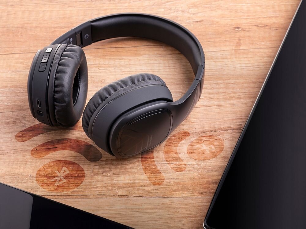 Słuchawki nauszne POWERLOCUS P7 bateria do 50 godzin, ładowanie USB-C, słuchawki leżące na blacie w pomieszczeniu