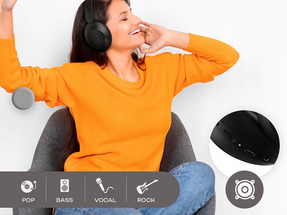 Słuchawki POWERLOCUS Orion tryby EQ Pop Bass Rock Vocal regulacja dźwięku, osoba siedząca na fotelu z założonymi słuchawkami nausznymi