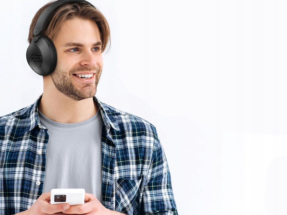 Słuchawki POWERLOCUS Orion składane etui podróżne ochrona, osoba z założonymi słuchawkami nausznymi z telefonem w ręku