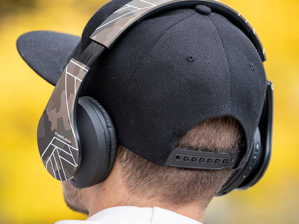 PowerLocus P2 słuchawki nauszne Bluetooth 5.3 AUX microSD radio FM, osoba stojąca tyłem z założonymi słuchawkami nausznymi