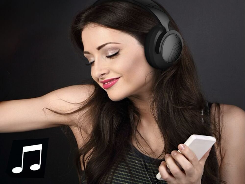 Słuchawki nauszne POWERLOCUS MoonFly dźwięk klasy premium wysokiej jakości brzmienie, osoba z założonymi słuchawkami nausznymi trzymająca smartfon