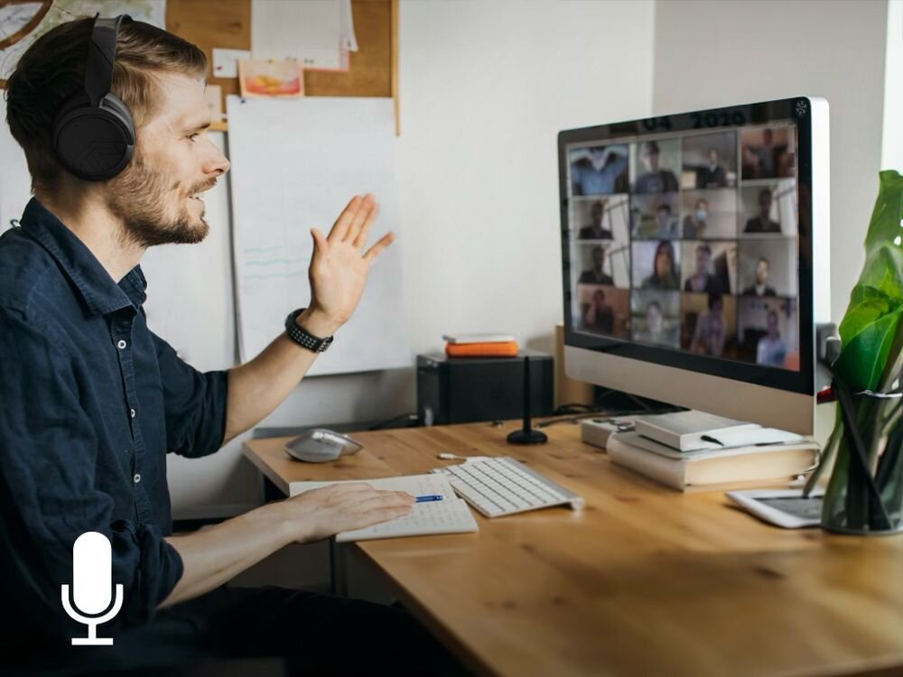 Słuchawki nauszne POWERLOCUS MoonFly aktywna redukcja hałasu ANC skupienie, osoba z założonymi słuchawkami nausznymi prowadząca spotkanie internetowe