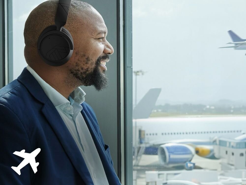 Słuchawki nauszne POWERLOCUS MoonFly mikrofon rozmowy online wideokonferencje, osoba z założonymi słuchawkami nausznymi