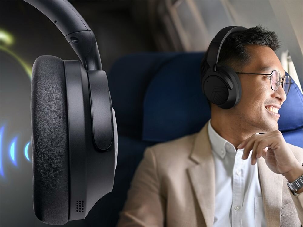 Słuchawki nauszne POWERLOCUS MoonFly składana konstrukcja etui podróżne, osoba z założonymi słuchawkami nausznymi