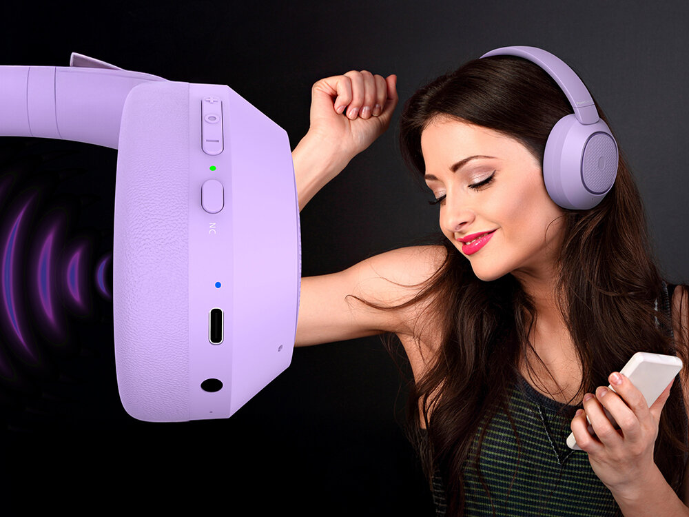 POWERLOCUS Universe słuchawki Bluetooth 5.3 ANC pasywna redukcja hałasu 60h, osoba z założonymi słuchawkami nausznymi ruszająca się w rytm muzyki