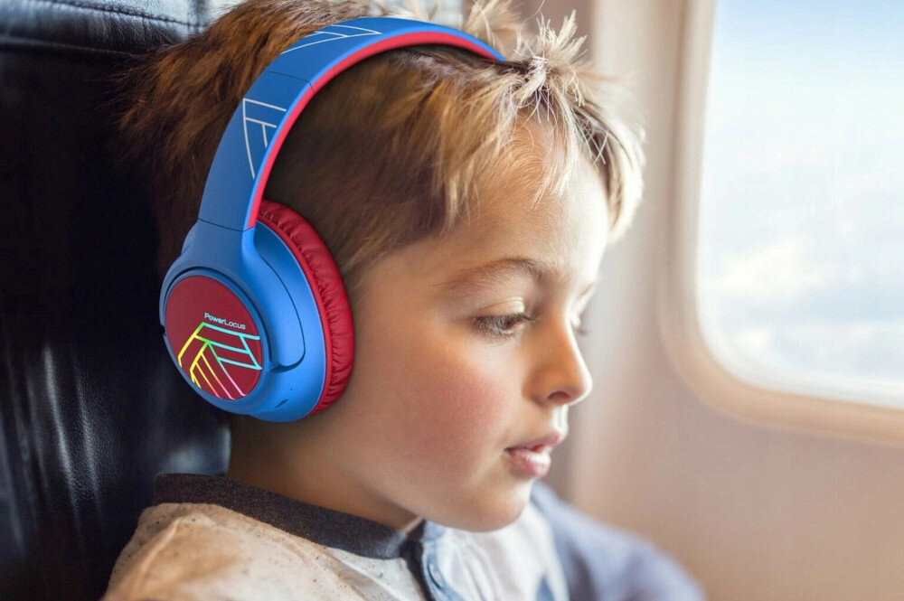 POWERLOCUS Bobo słuchawki dla dzieci Bluetooth LED 74 85 94 dB bezpieczne bez BPA, dziecko z założonymi słuchwkami nausznymi