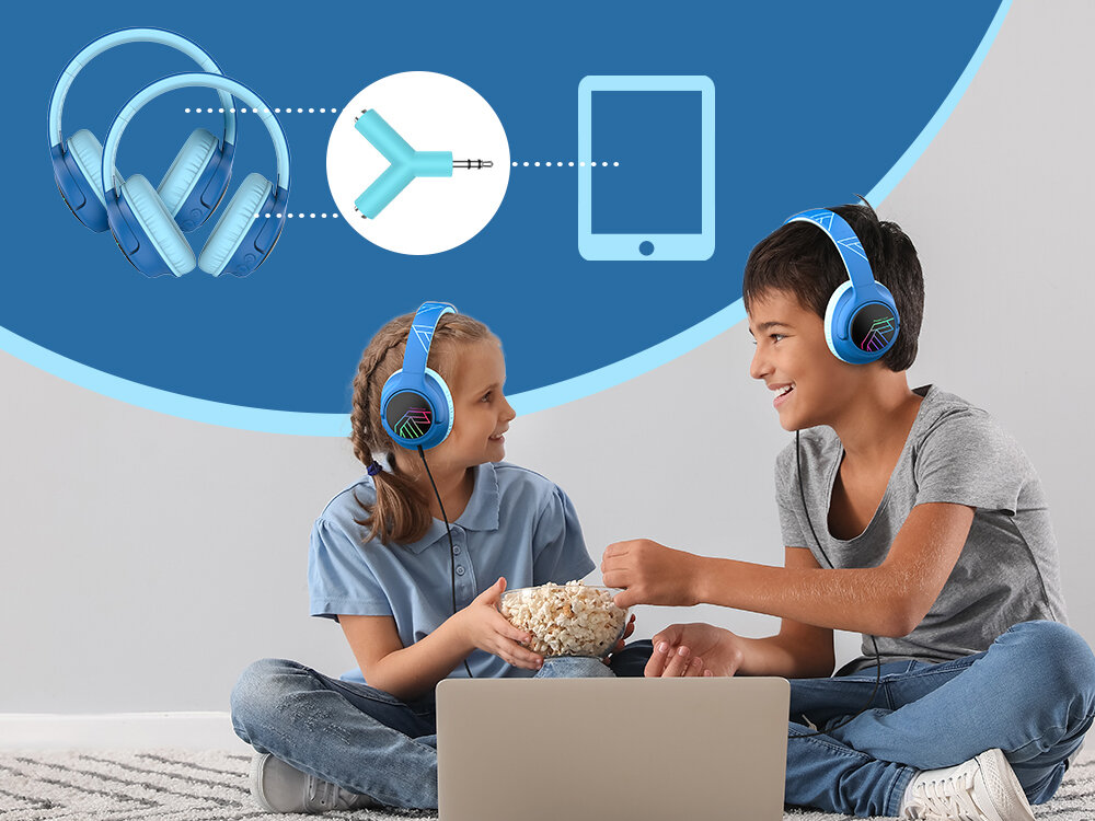 POWERLOCUS Bobo składane słuchawki dla dzieci wytrzymałe prezent kabel USB-C AUX w zestawie, dzieci siedzące po turecku z założonymi słuchawkami nausznymi zajadające się popcornem