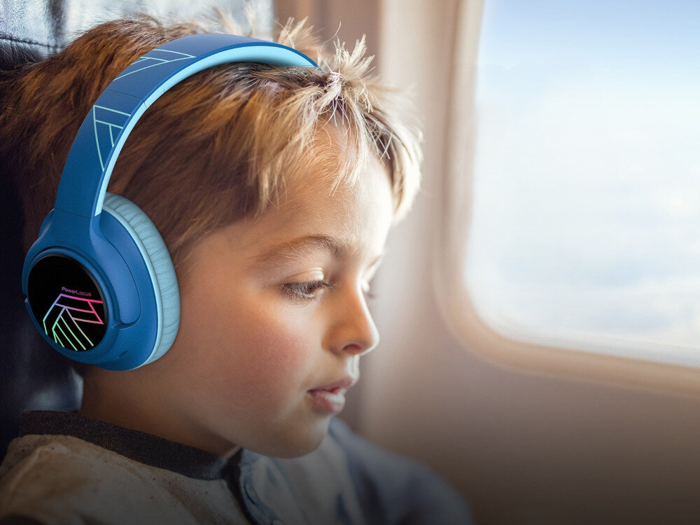POWERLOCUS Bobo słuchawki dla dzieci Bluetooth LED 74 85 94 dB bezpieczne bez BPA, dziecko z założonymi słuchawkami nausznymi