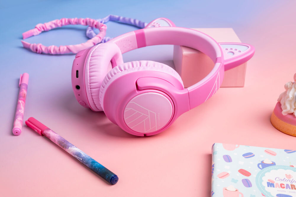POWERLOCUS Bobo trzy poziomy głośności 74 85 94 dB bezpieczne słuchawki dziecięce, słuchawki nauszne leżące na lacie oparte o pudełko