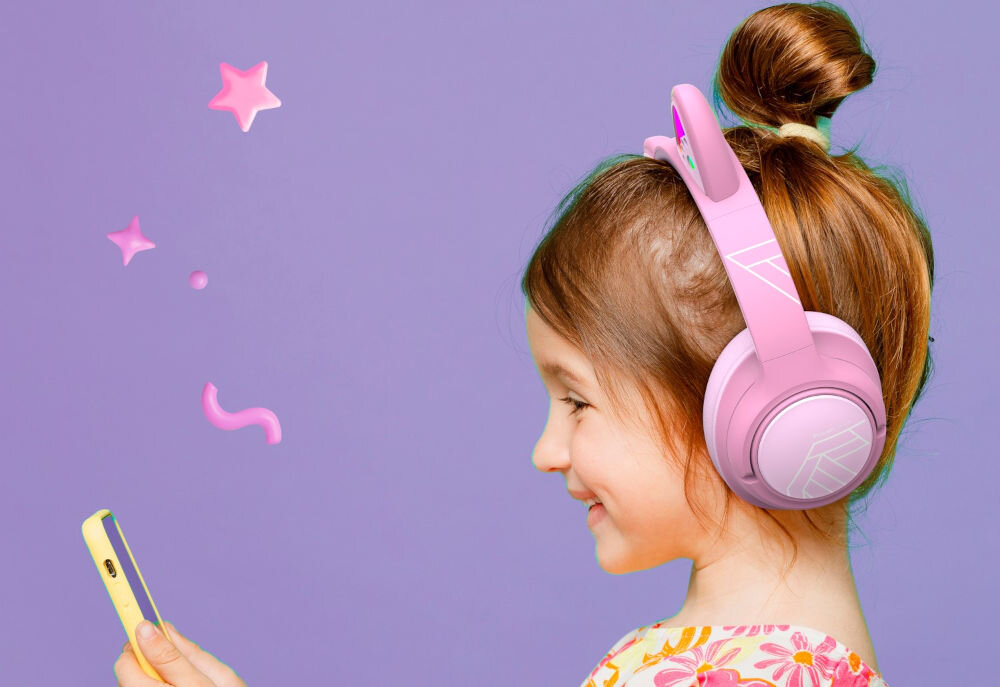 POWERLOCUS Bobo miękkie nauszniki hipoalergiczne materiały bez BPA komfortowe słuchawki, dziecko z założonymi słuchawkami nausznymi z telefonem w ręku