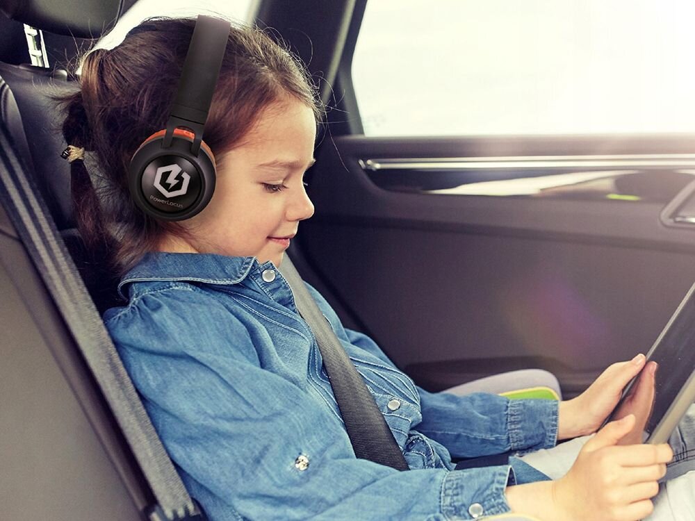 Słuchawki nauszne POWERLOCUS Buddy Kids Bluetooth 5.3 impedancja 32 Ohm microSD 32GB, dziecko z założonymi słuchawkami nausznymi