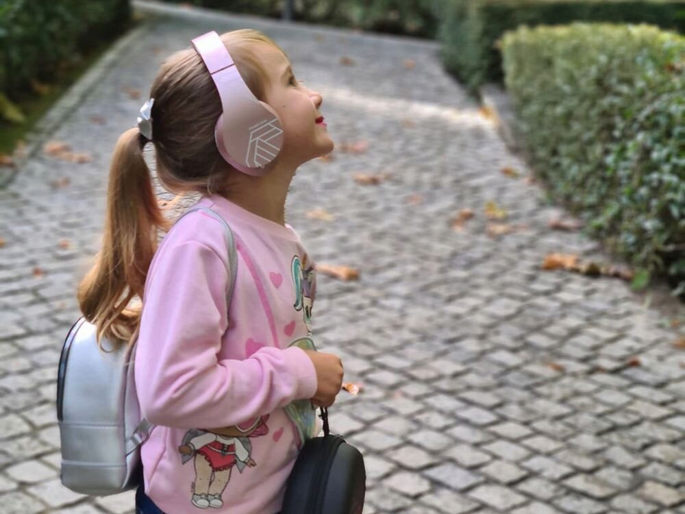 Słuchawki nauszne POWERLOCUS P2 Kids Bluetooth AUX microSD 32 GB, dziecko z założonymi słuchawkami nausznymi