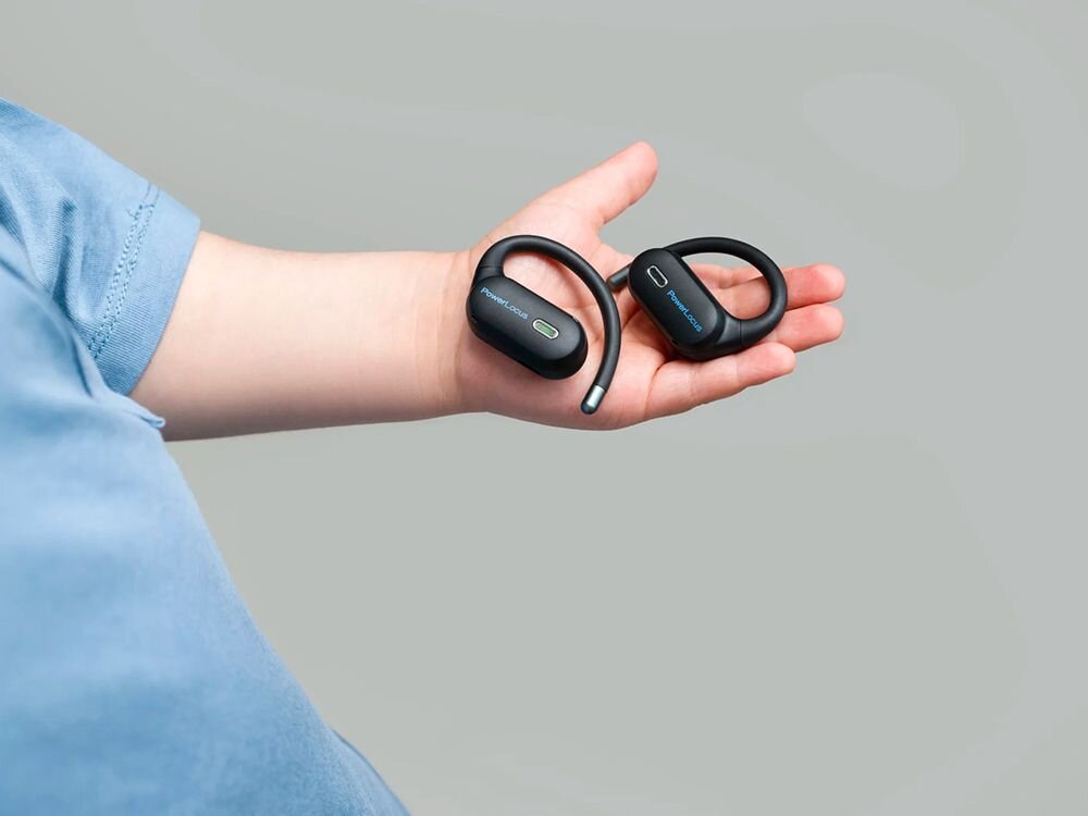 Słuchawki powietrzne POWERLOCUS Jumpy open ear dla dzieci bezpieczna konstrukcja komfort noszenia, osoba trzymająca słuchawki w ręku