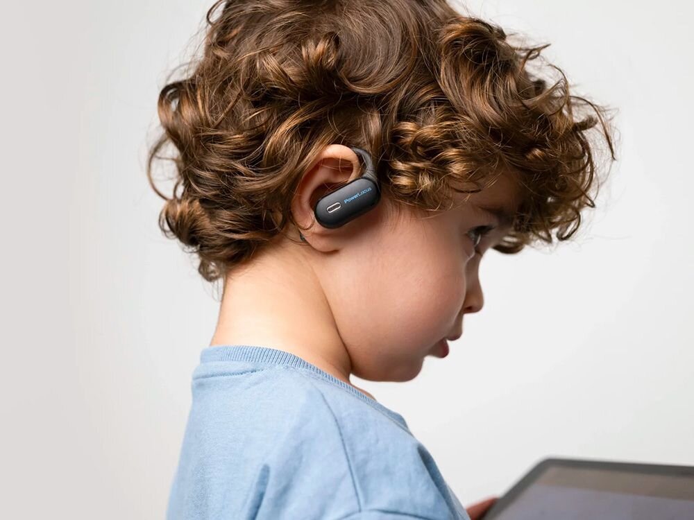 Słuchawki powietrzne POWERLOCUS Jumpy materiały bez BPA hipoalergiczne bezpieczne dla skóry, dziecko z założonymi słuchawkami