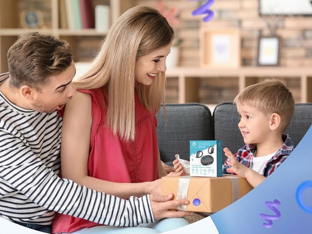 Słuchawki powietrzne POWERLOCUS Jumpy cztery mikrofony ENC rozmowy online, rodzice wraz z dzieckiem siedzące na kanapie