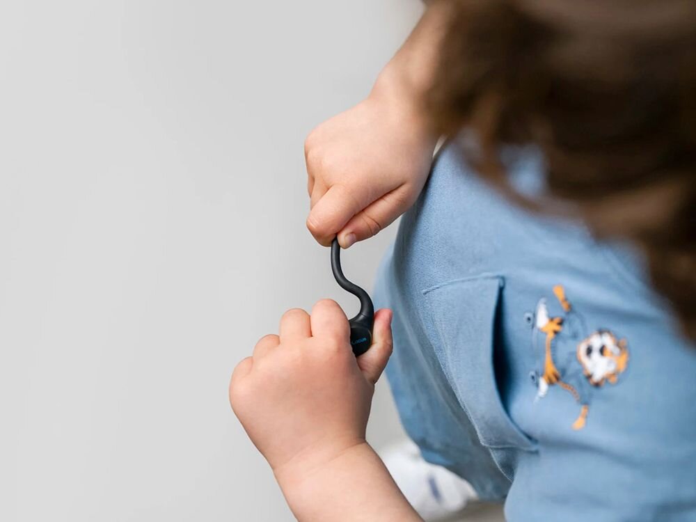 Słuchawki powietrzne POWERLOCUS Jumpy smycz neckband lekka konstrukcja mobilność, dziecko trzymające słuchawkę w rękach