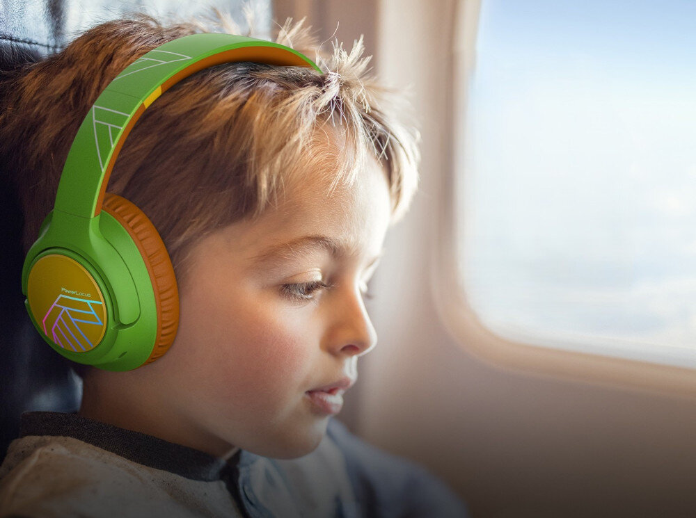POWERLOCUS Bobo słuchawki dla dzieci Bluetooth LED 74 85 94 dB bezpieczne bez BPA, dziecko z założonymi słuchwkami nausznymi siedzące w samolocie