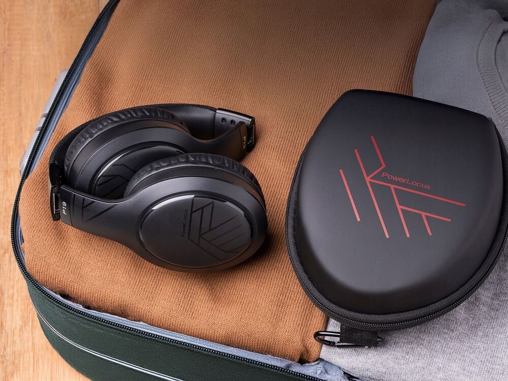 Słuchawki nauszne POWERLOCUS P19 bateria 70 godzin USB-C kabel AUX, słuchawki wraz z etui leżące w walizce