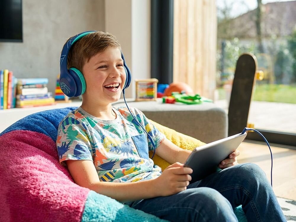 Słuchawki nauszne POWERLOCUS Pled Wired z limitem głośności 85 dB i trybem 94 dB, ochrona słuchu dzieci, dziecko z założonymi słuchawkami nausznymi