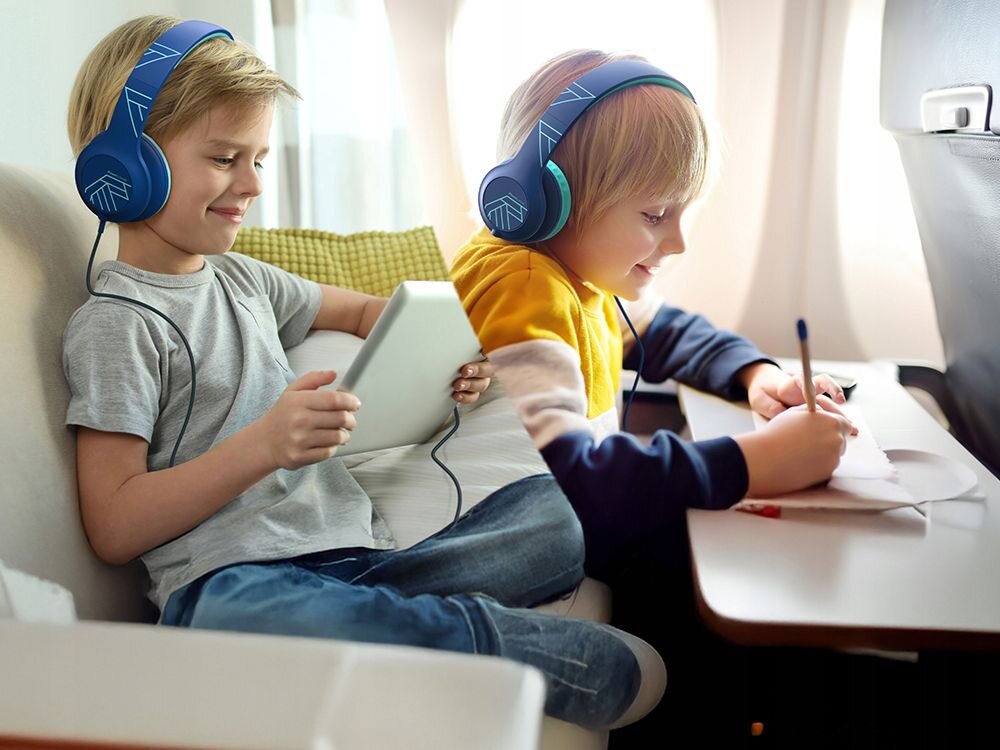 Słuchawki nauszne POWERLOCUS Pled Wired z portem sharing 3.5 mm, wspólne słuchanie muzyki, dziecko z założonymi słuchawkami nausznymi