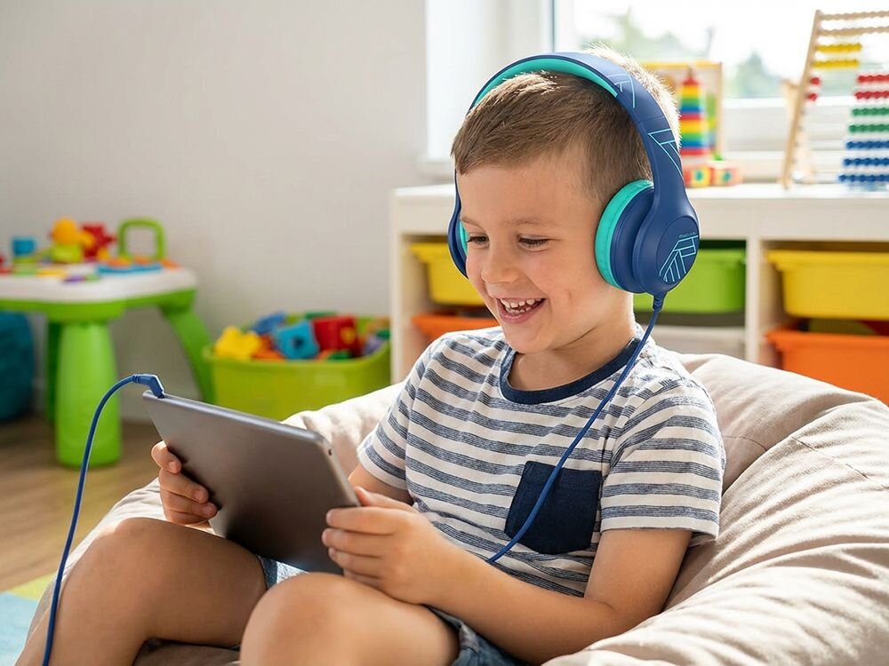 Słuchawki nauszne POWERLOCUS Pled Wired, pianka memory foam, elastyczny pałąk, kabel 90 stopni, dziecko z założonymi słuchawkami nausznymi