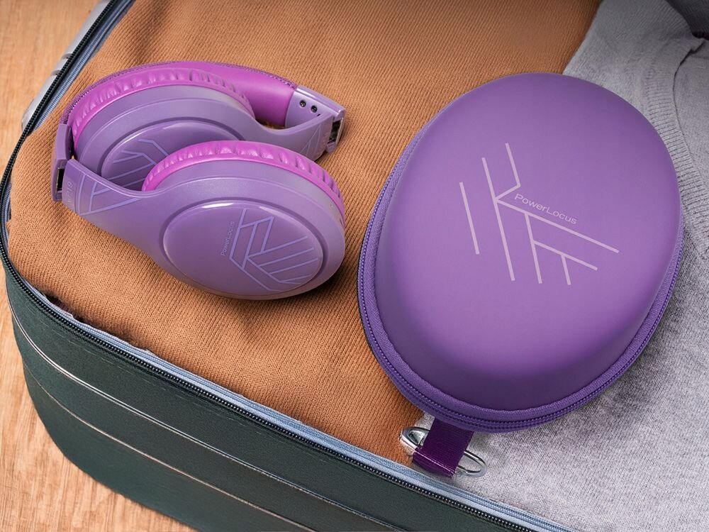 Słuchawki nauszne POWERLOCUS P19 bateria 70 godzin USB-C kabel AUX, słuchawki wraz z etui leżące w walizce