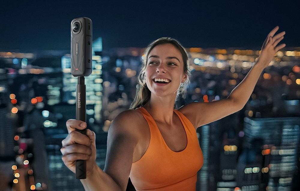 Kamera sferyczna INSTA360 X5 kobieta nagrywa na dachu w mieście