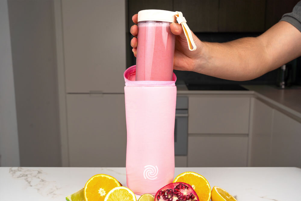 Etui termiczne BLENDYGO do BlendyGo 3 Różowy różowe etui osoba wkłada blender z różowym sokiem do etui dla wymagających użytkowników bezpieczeństwo wytrzymałość blendera precyzyjne dopasowanie do urządzenia minimalizuje ryzyko uszkodzeń dla osób aktywnych do torby na siłownię plecaka na wyprawę w optymalnym stanie gotowy do działania